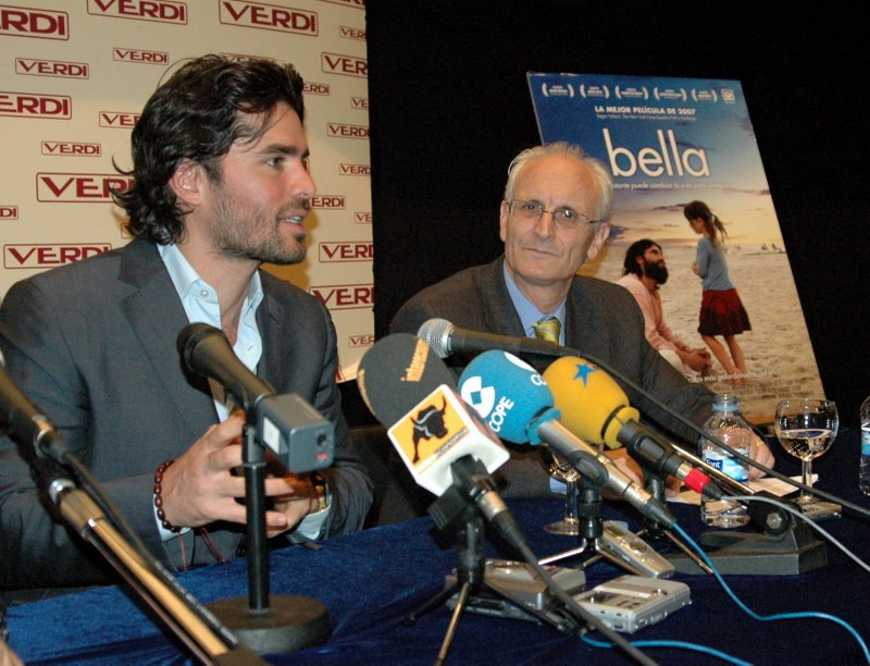 Eduardo Verástegui y Daniel Arasa, Director de CinemaNet –asociación co-organizadora del acto- durante la presentación de Bella